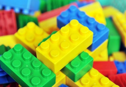 Viên gạch nhái Lego sẽ không được in chữ và mã số ở bên trên và dưới
